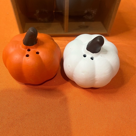 Pumpkin Salt and Pepper Shakers - Picture 7 of 9